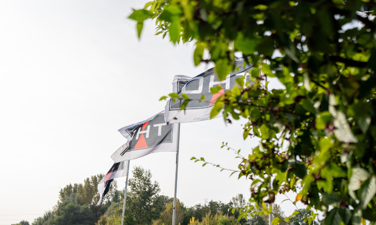 Terborgse Handelsonderneming vlaggen buiten